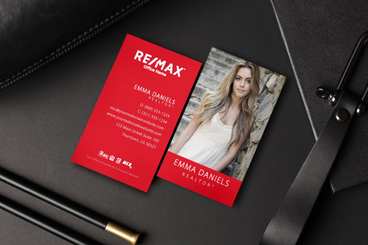 Red modern REMAX business card